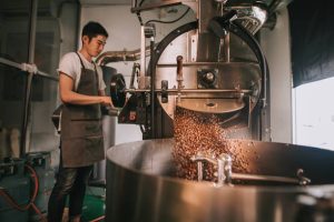 Sự hiểu biết sâu sắc về cách nhiệt độ ảnh hưởng đến cà phê giúp nghệ nhân rang cà phê có thể linh hoạt thí nghiệm và điều chỉnh quy trình rang