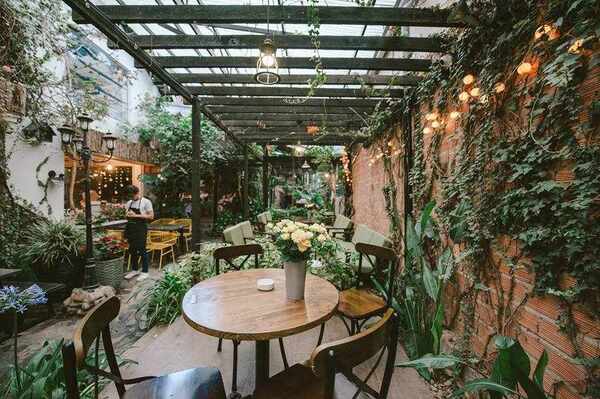quán cà phê sân vườn theo phong cách hiện đại